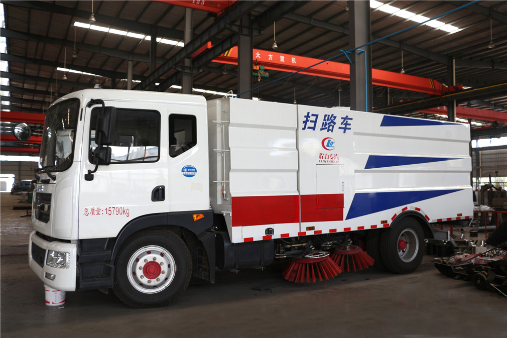 國五東風D9掃路車 城市清潔的智能管家，高效作業的新標桿